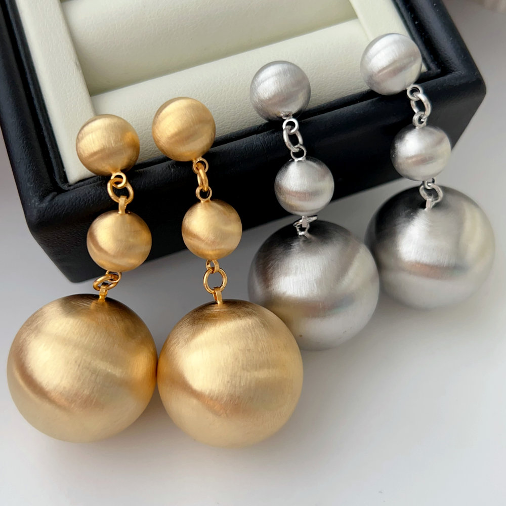 Chunky wire drawing ball earrings