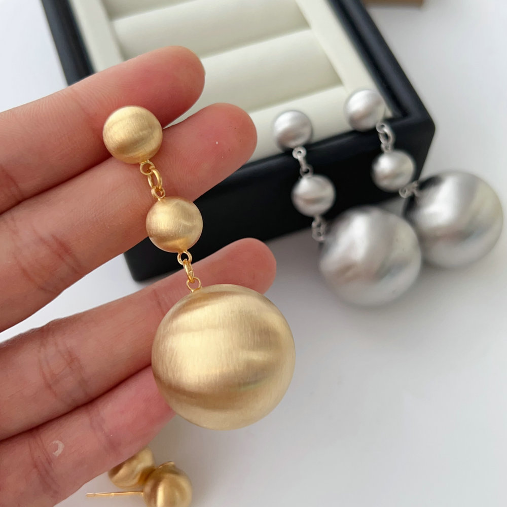 Chunky wire drawing ball earrings
