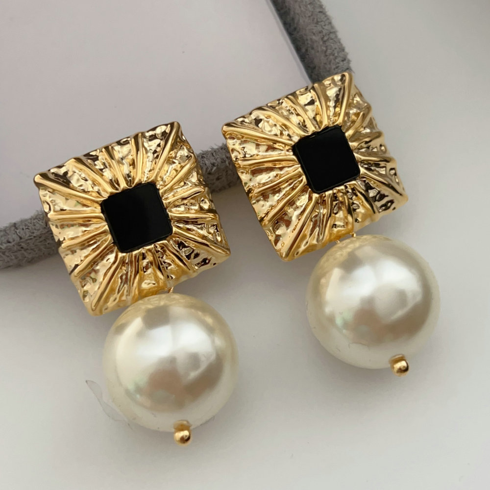 Chunky pearl earrings