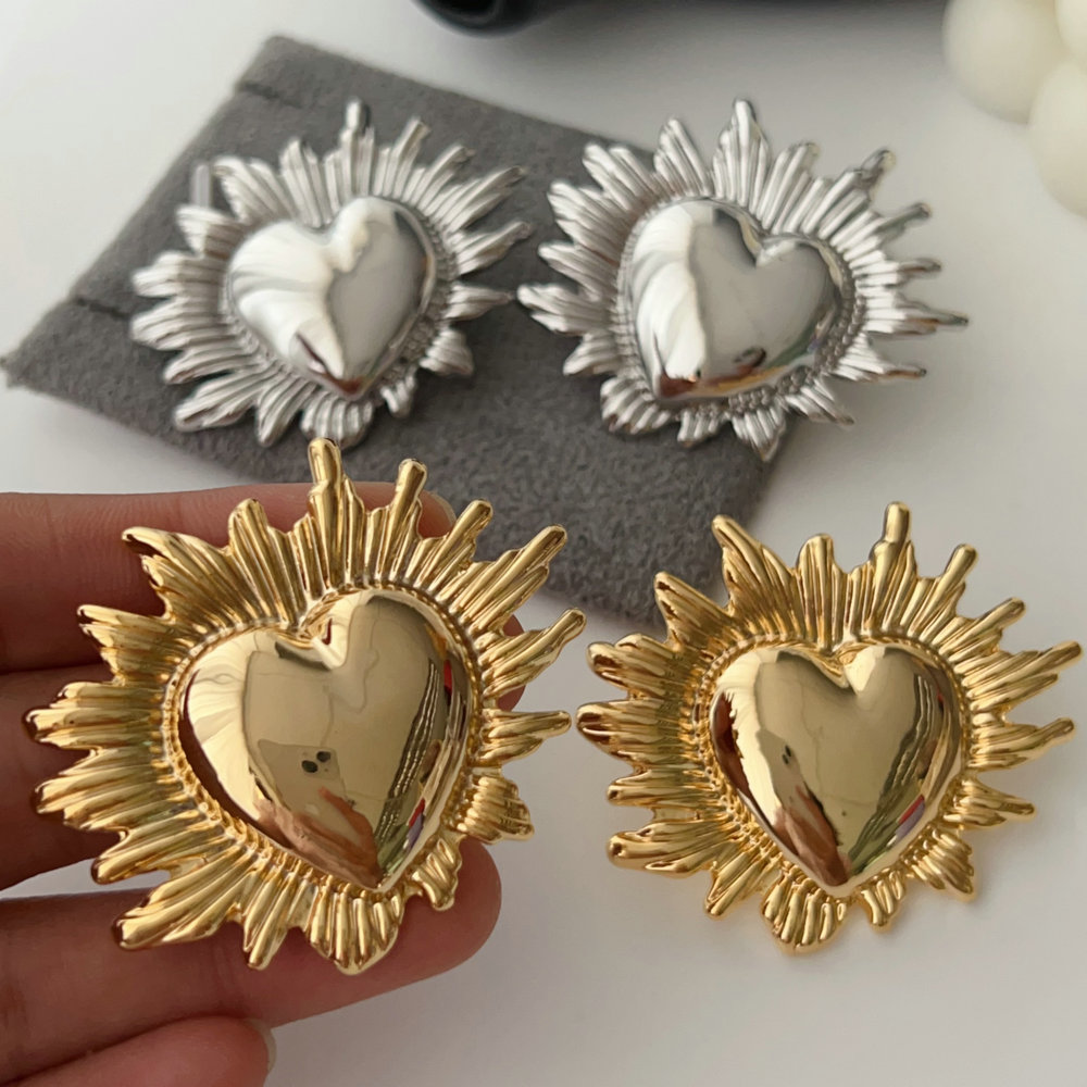 Chunky metal heart earrins