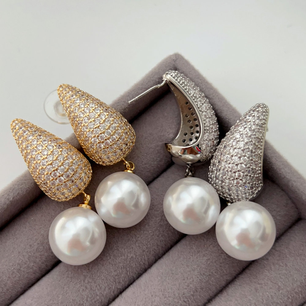 Teardrop pearl earrings