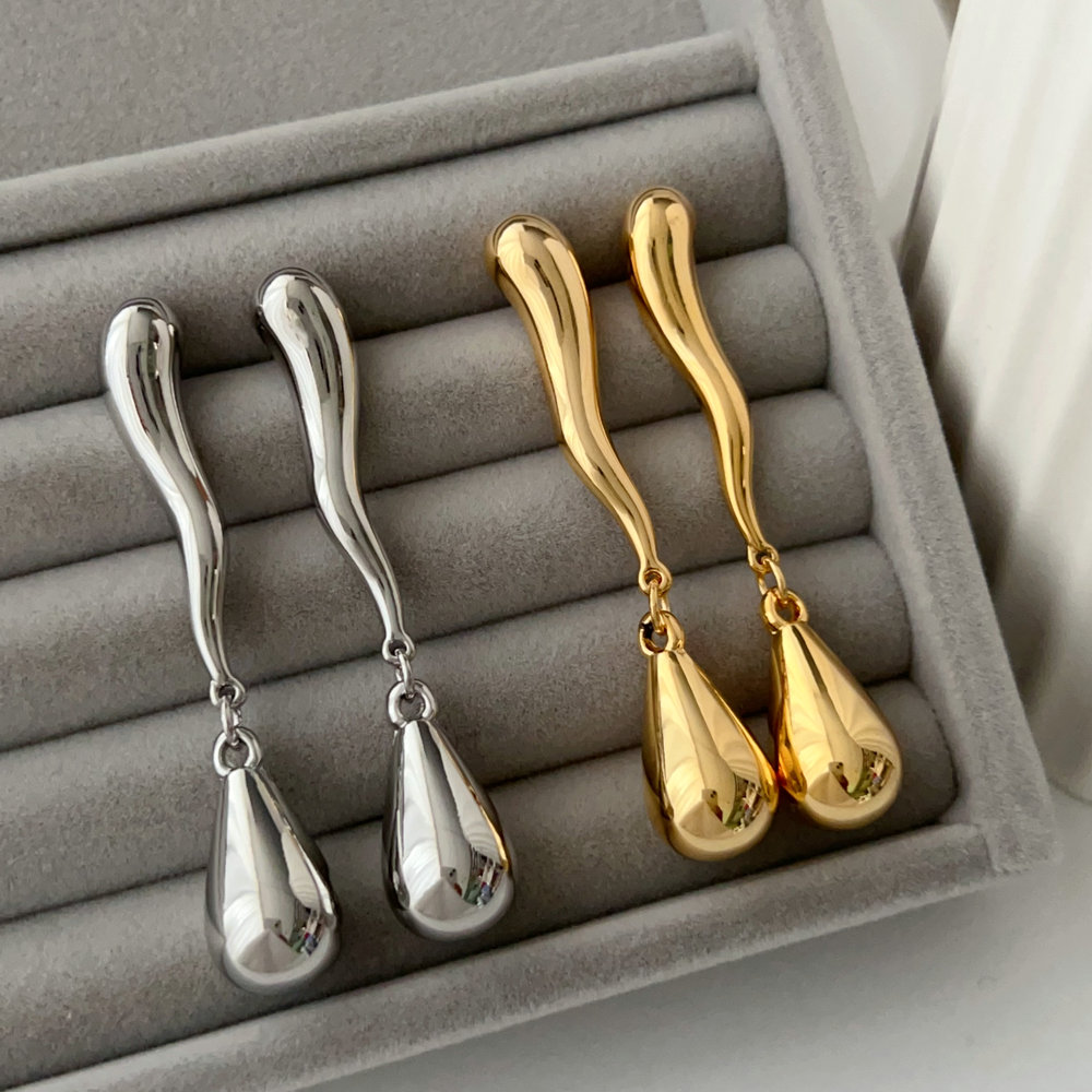 Metal teardrop earrings