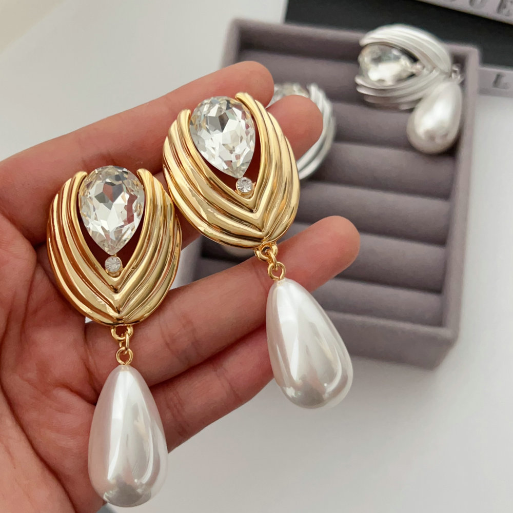 Chunky pearl earrings