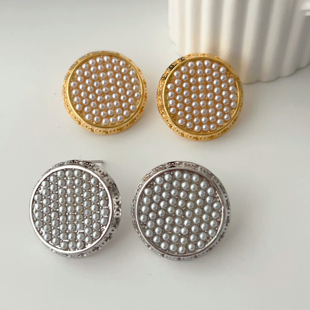 Round pearl earrings