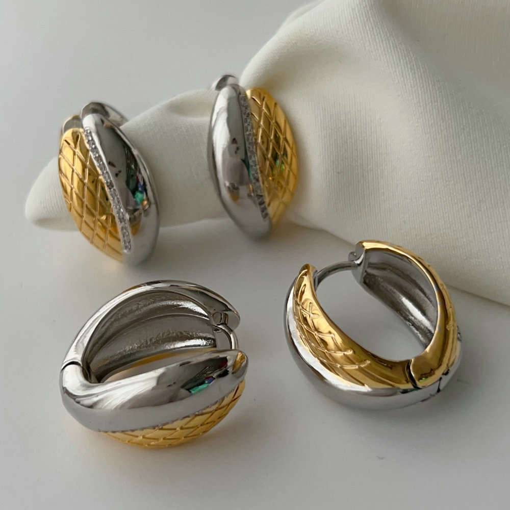 Oval shape two color earrings