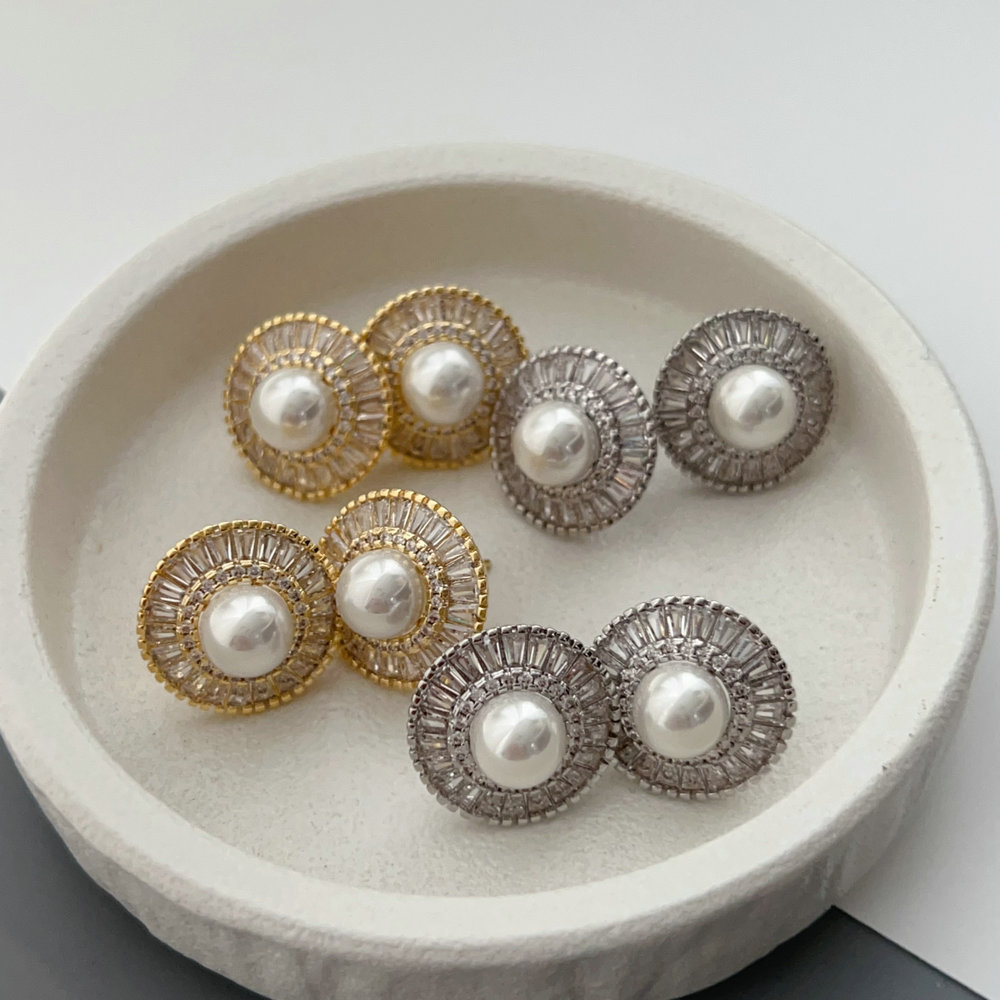 Round shape pearl earrings