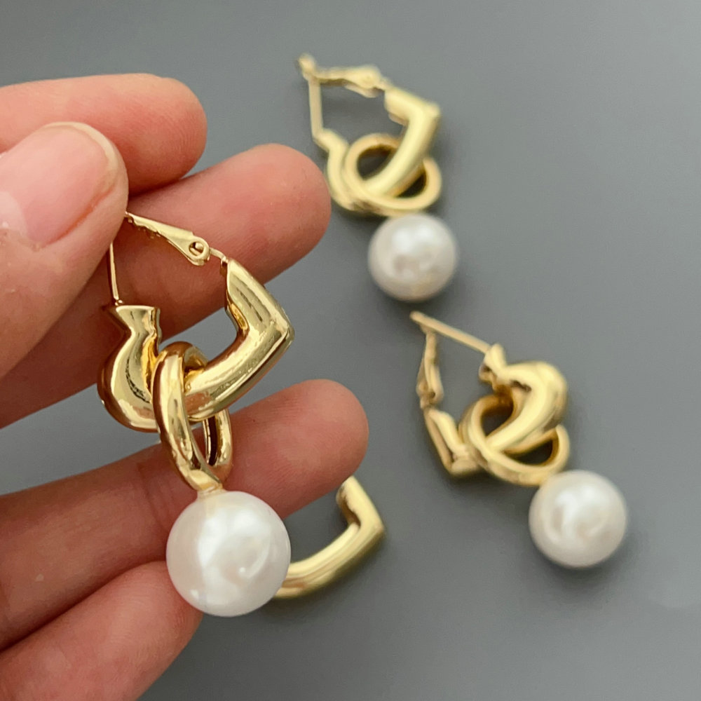 Heart pearl earrings