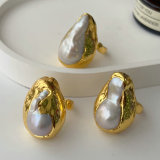 Baroque pearl ring