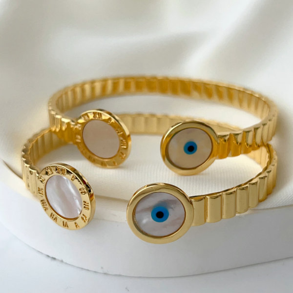 Eye cuff