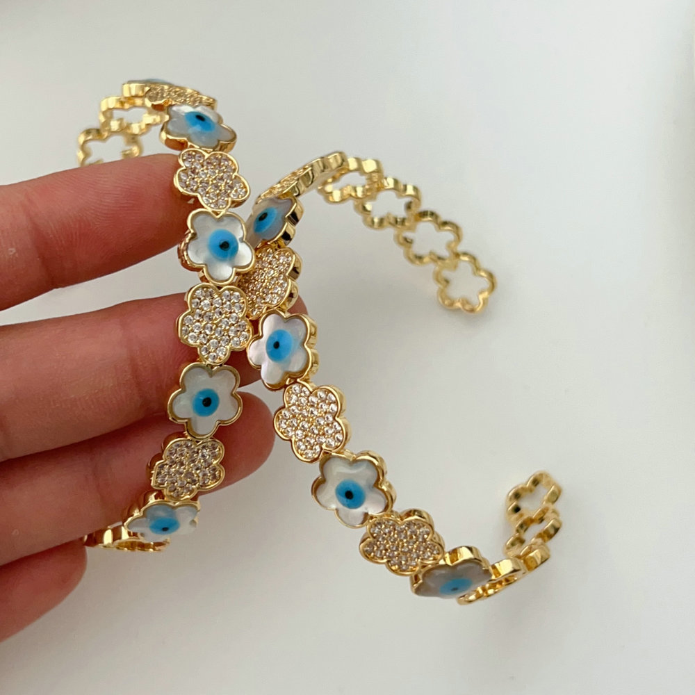 Eye clover cuff