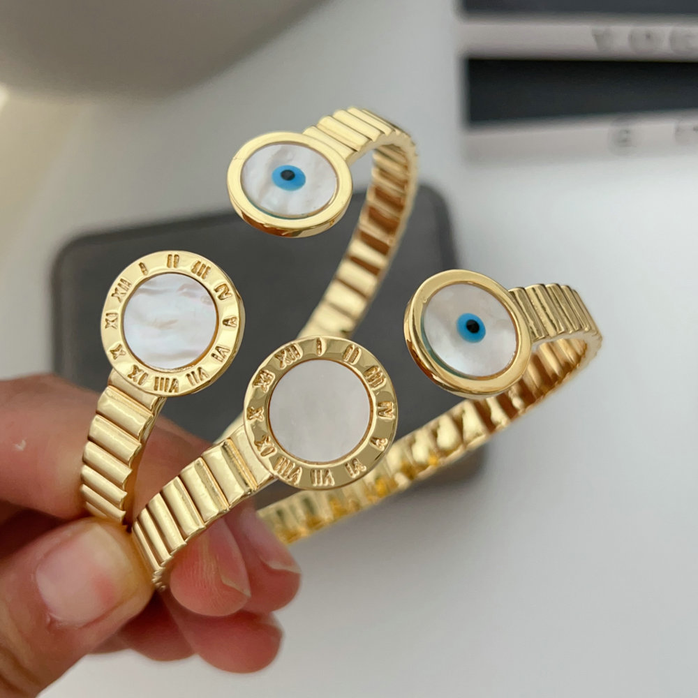 Eye cuff