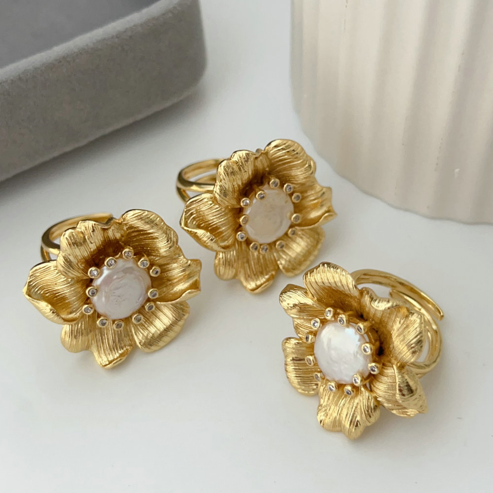 Fresh water pearl flower ring