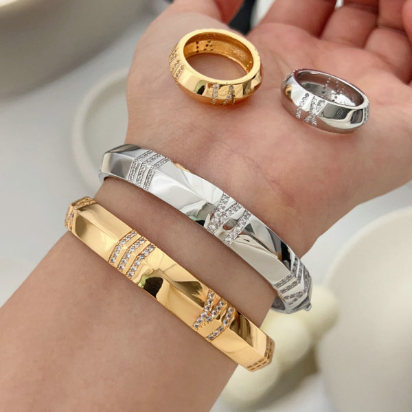 Fashion bangle set wth ring