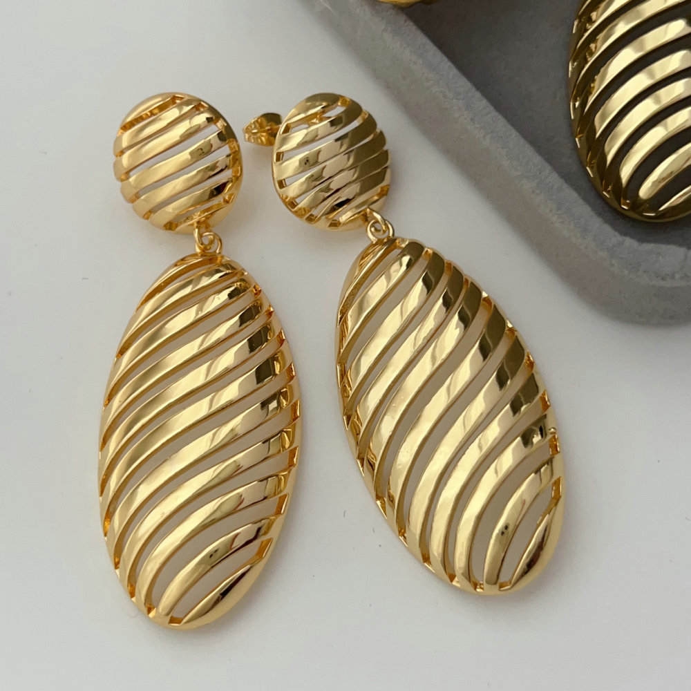 Metal allow chunky earrings