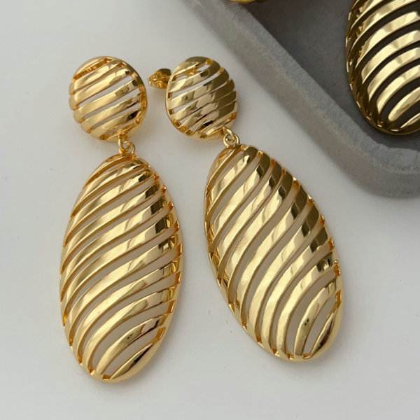 Metal allow chunky earrings