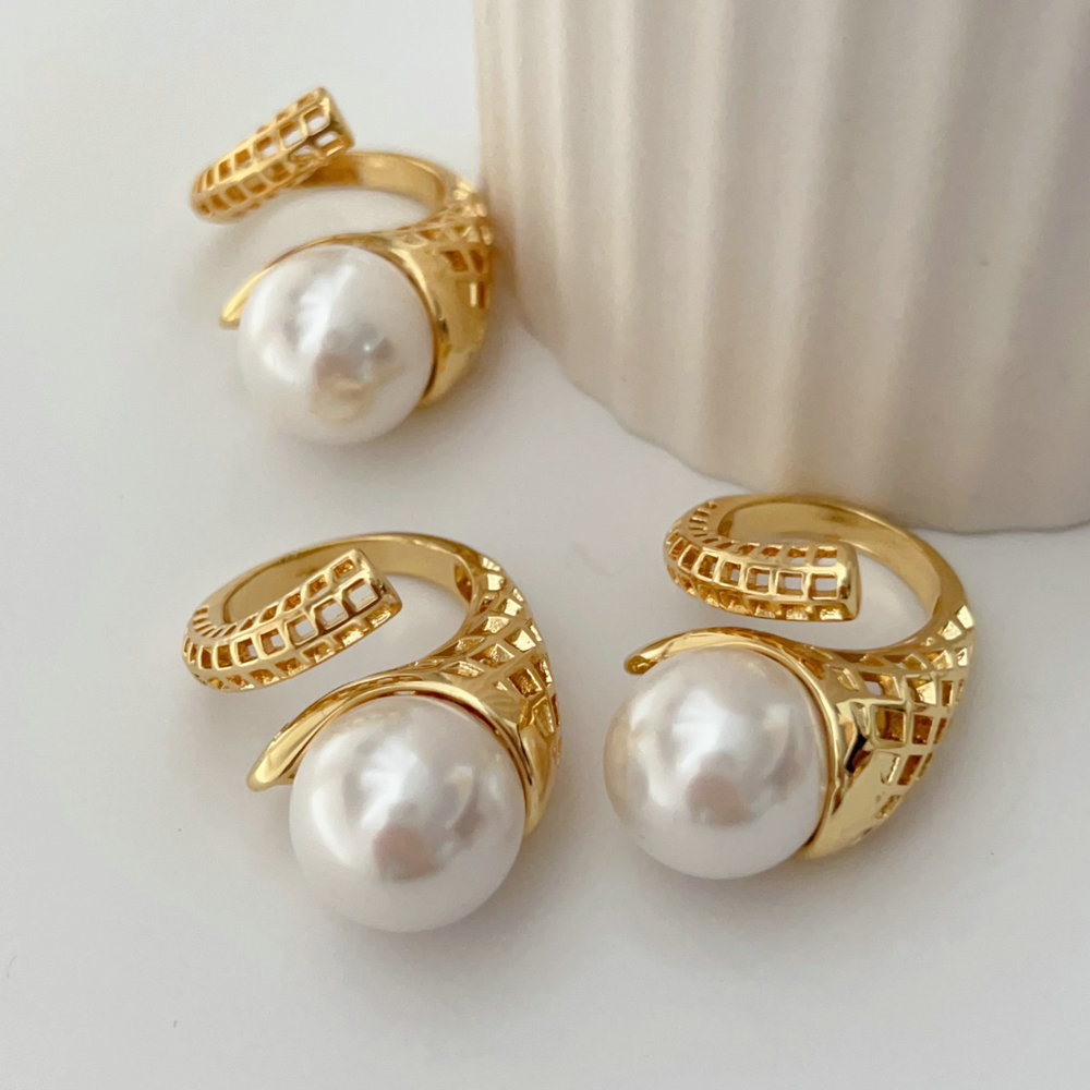 Chunky pearl ring