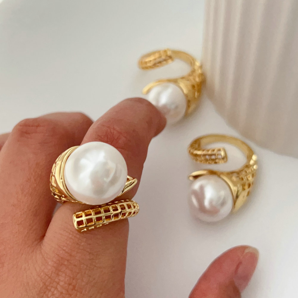 Chunky pearl ring