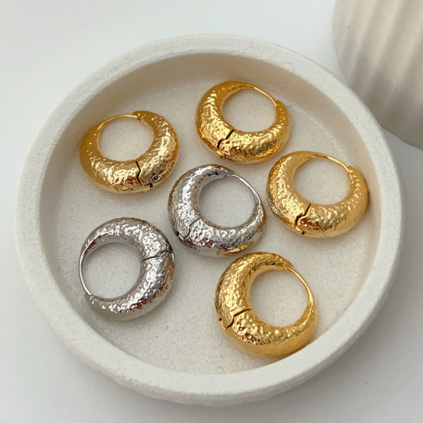 Metal round earrings