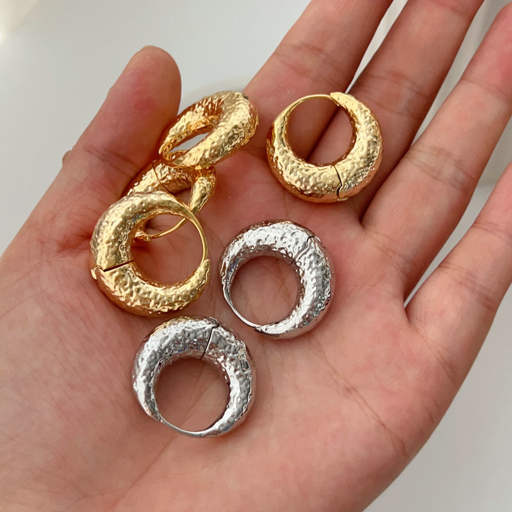 Metal round earrings
