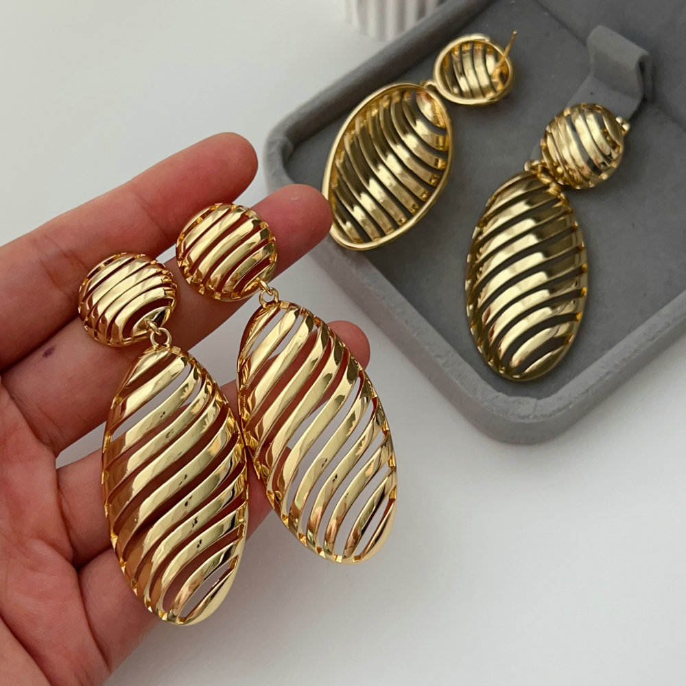 Metal allow chunky earrings