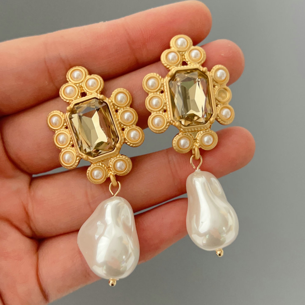 Glass pearl earrings