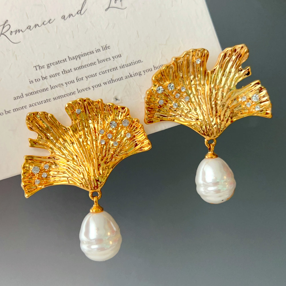 Leaf pearl earrings