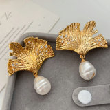 Leaf pearl earrings