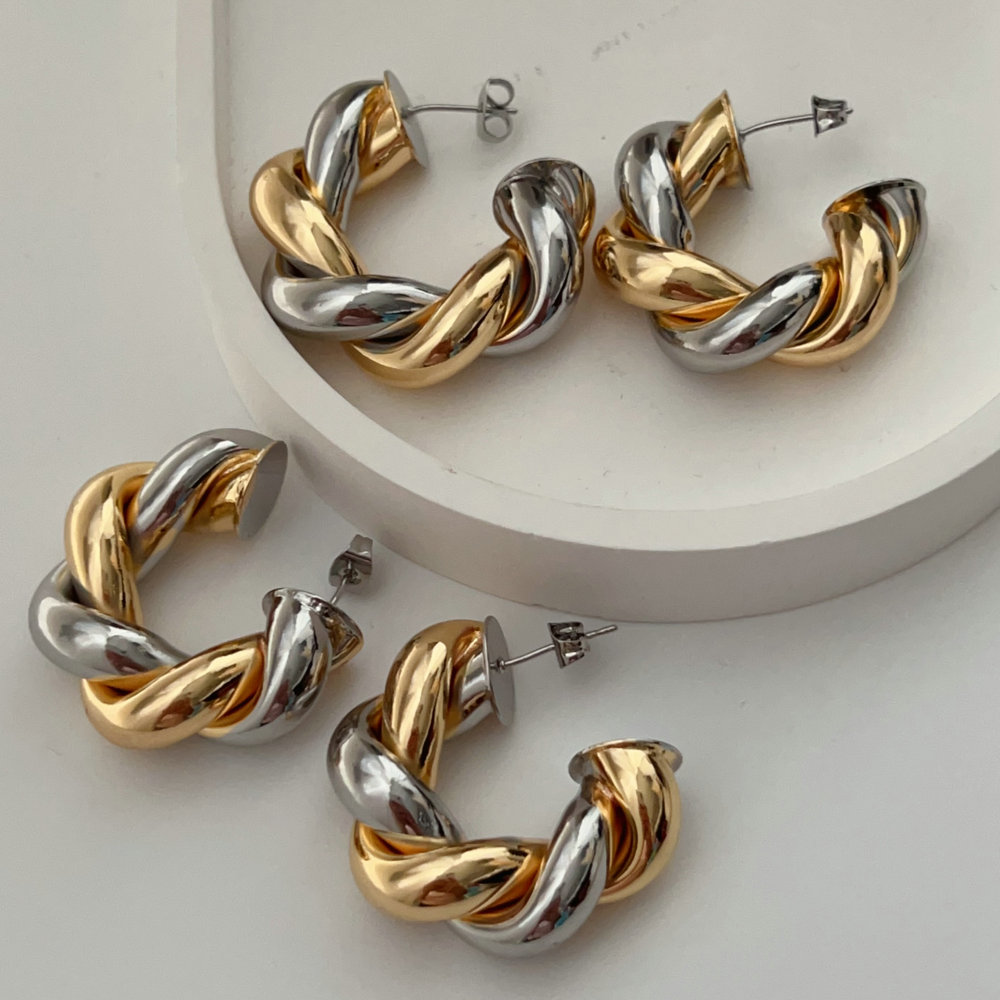 Two-tone chunky twist hoop