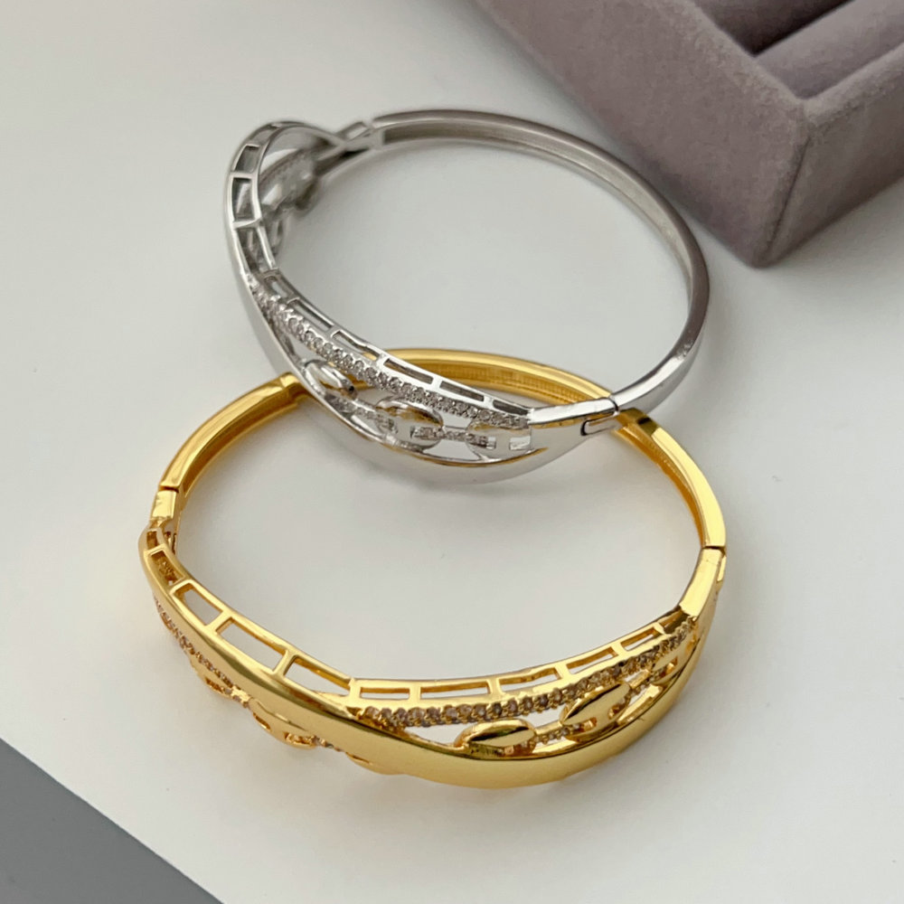 Pave pig nose bangle