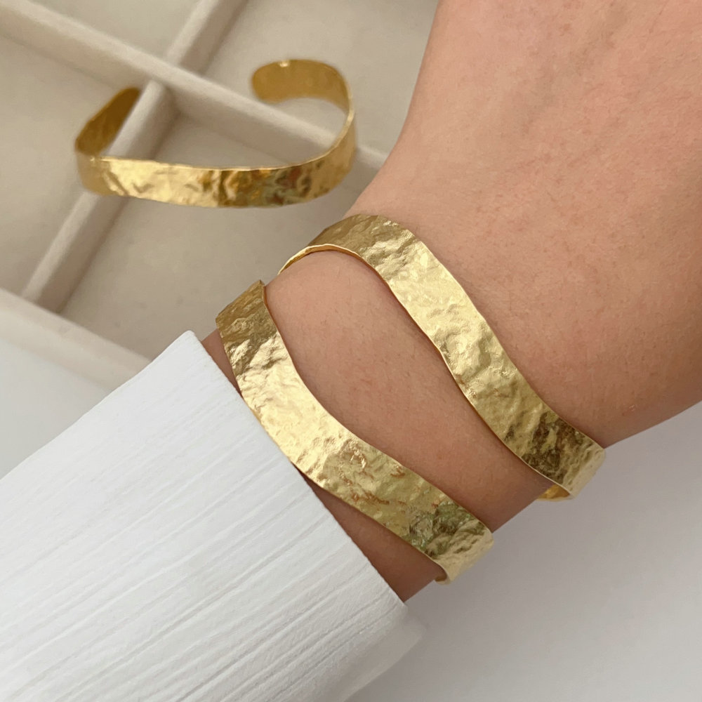 Metal s shape cuff