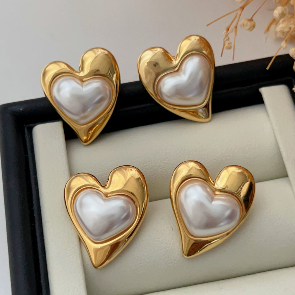 Pearl heart earrings