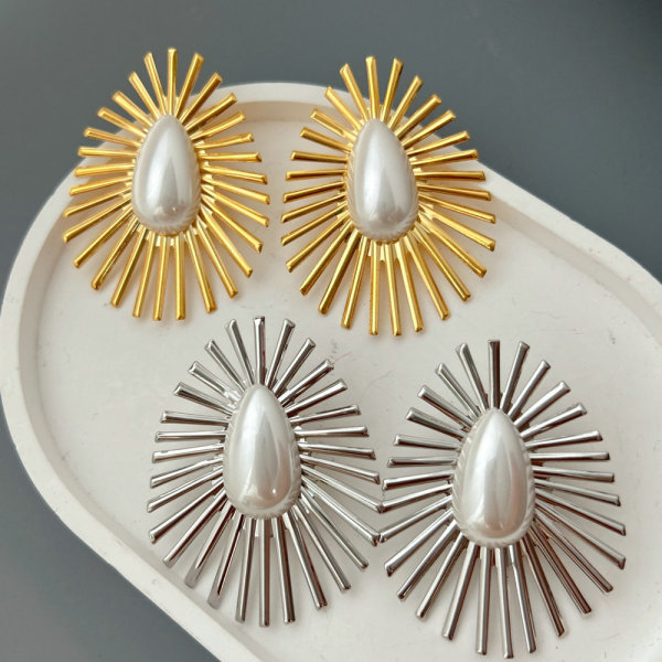 Chunky pearl sunflower earrings