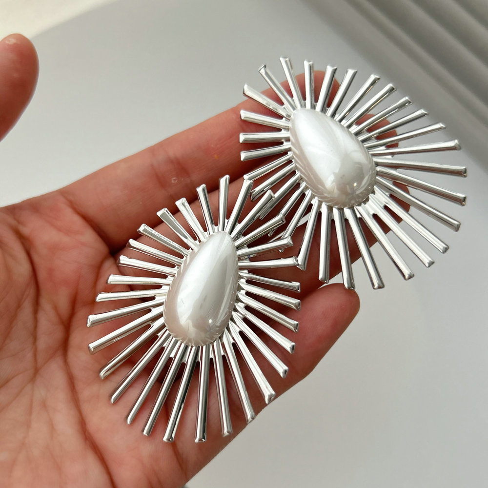 Chunky pearl sunflower earrings