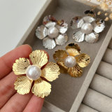 Metal flower pearl earrings