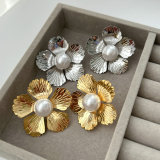 Metal flower pearl earrings