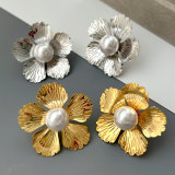 Metal flower pearl earrings