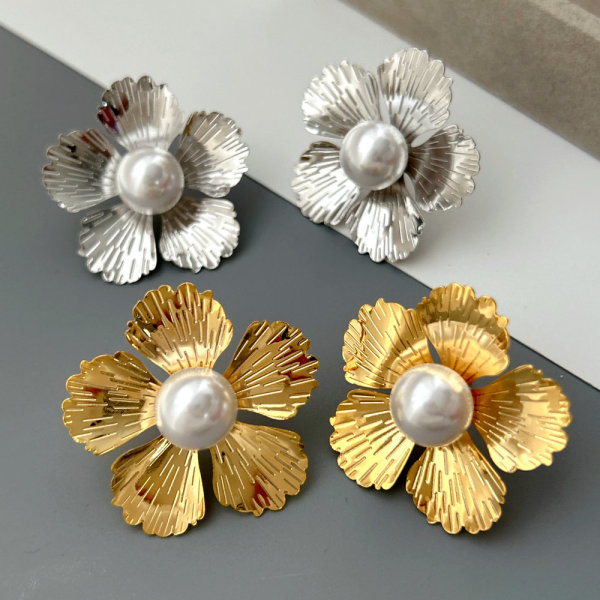 Metal flower pearl earrings