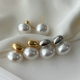Oval pearl earrings