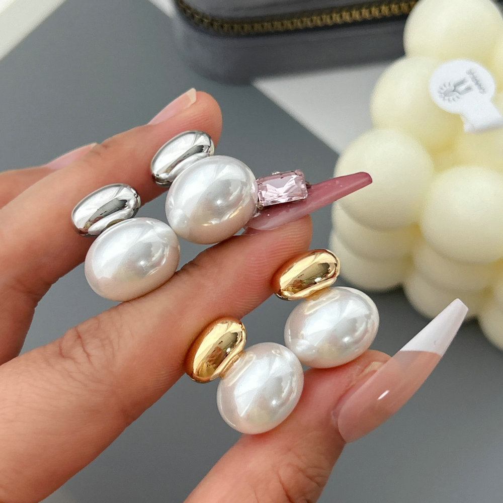 Oval pearl earrings