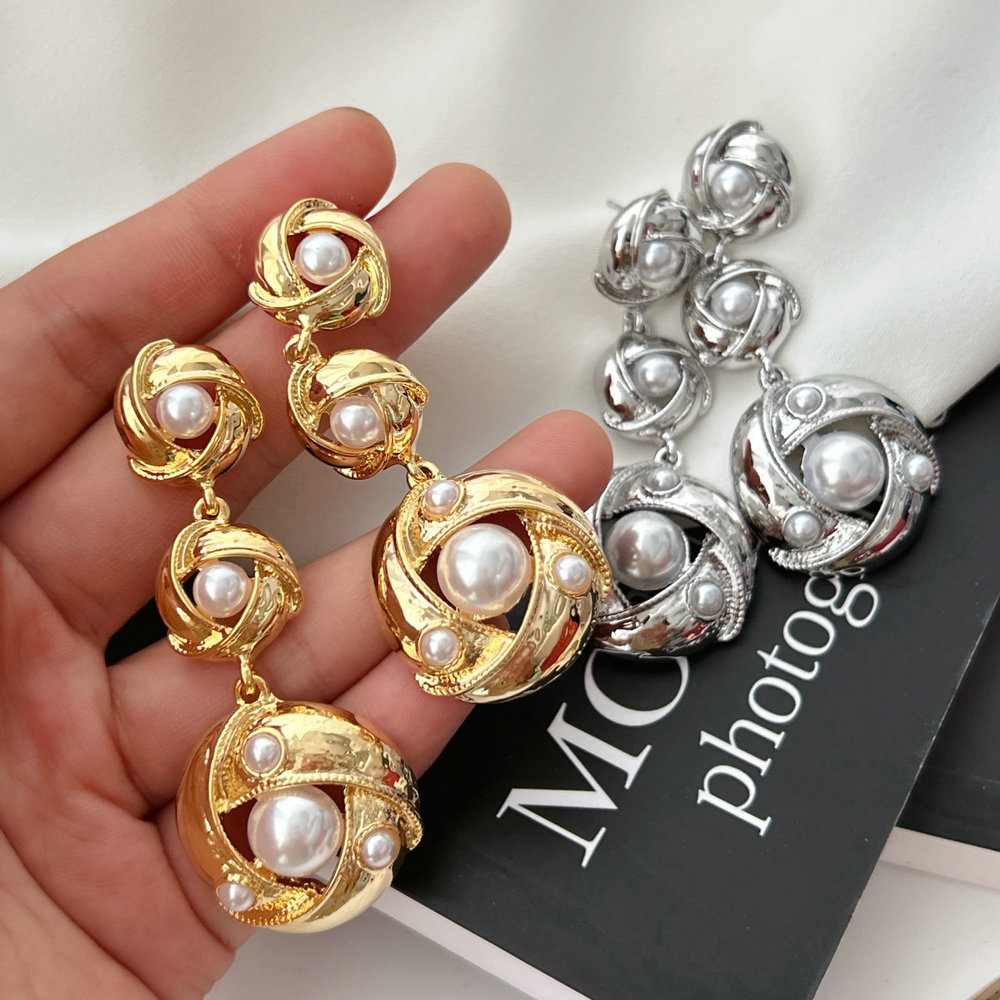 Metal flower pearl earrings