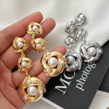 Metal flower pearl earrings