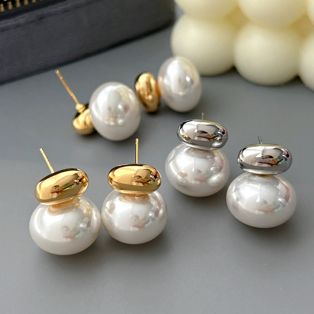 Oval pearl earrings