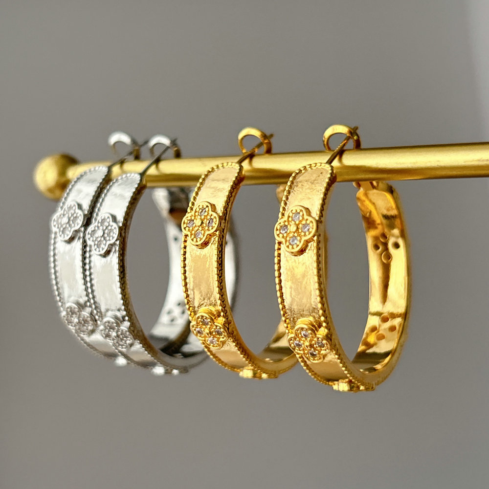 Pave clover hoop