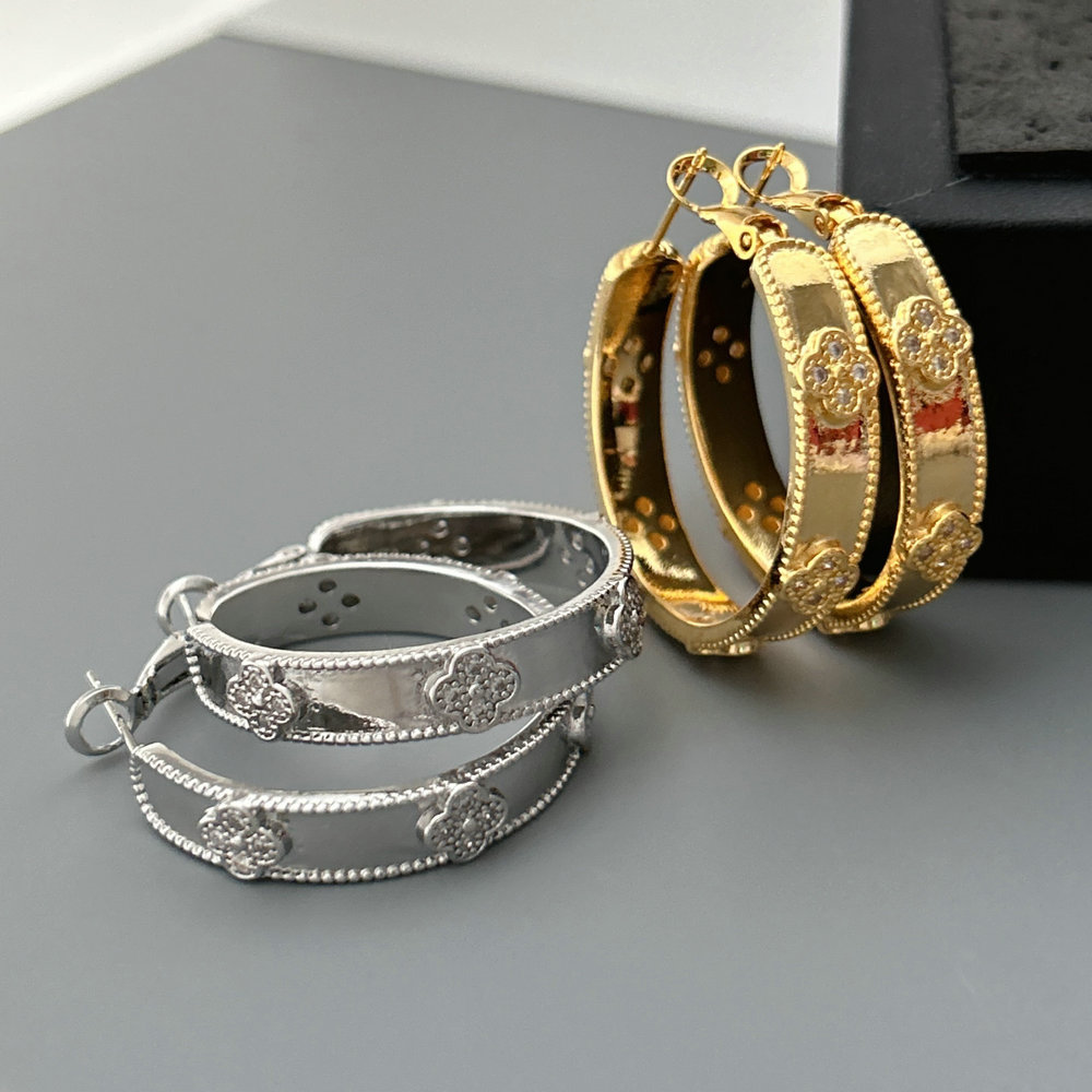 Pave clover hoop