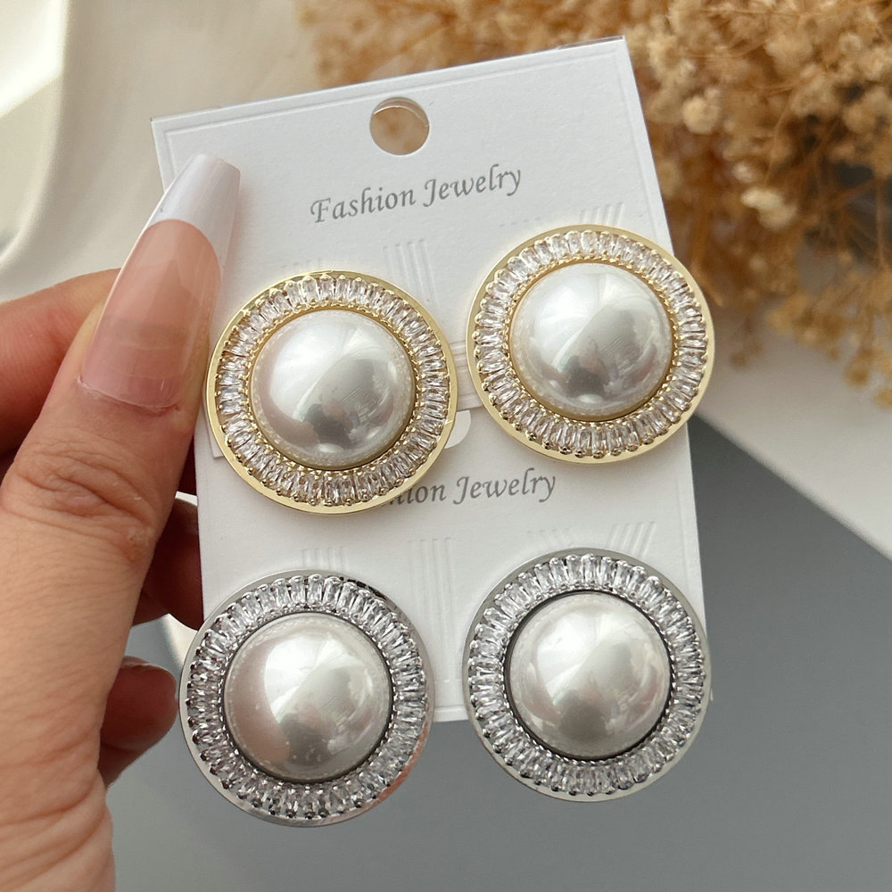 Round pearl earrings