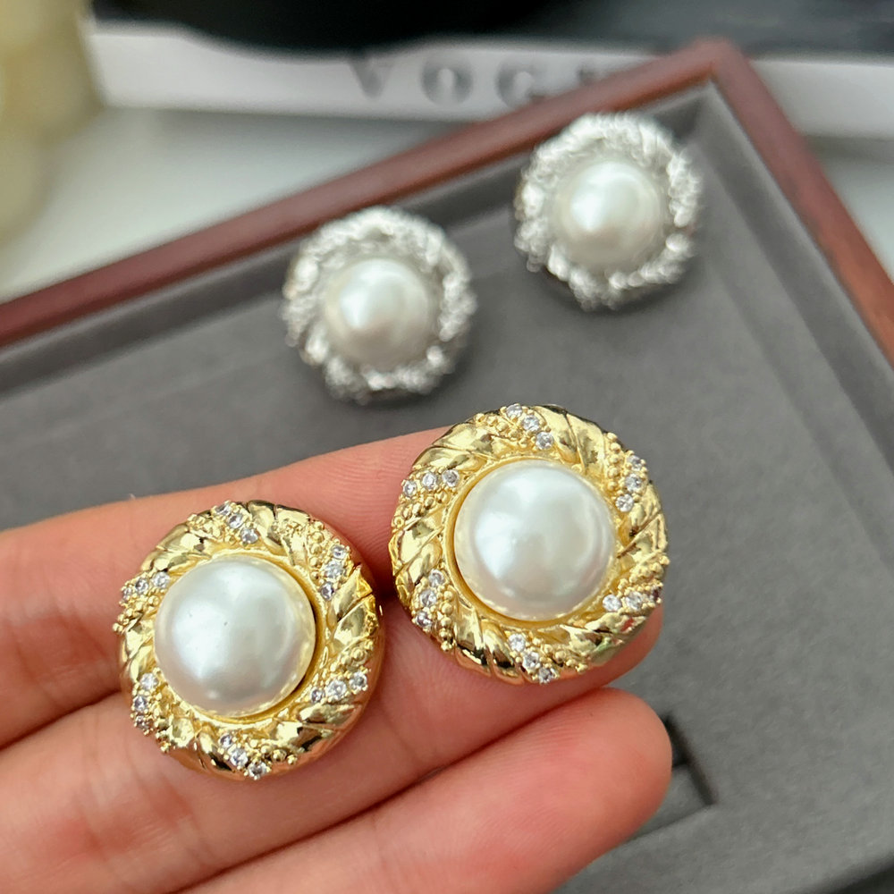 Simple pearl earrings