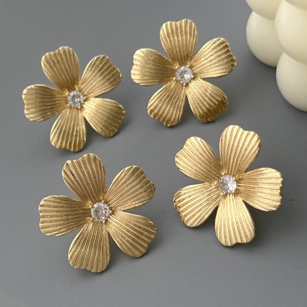 Simple flower earrings