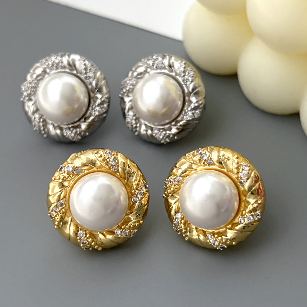 Simple pearl earrings