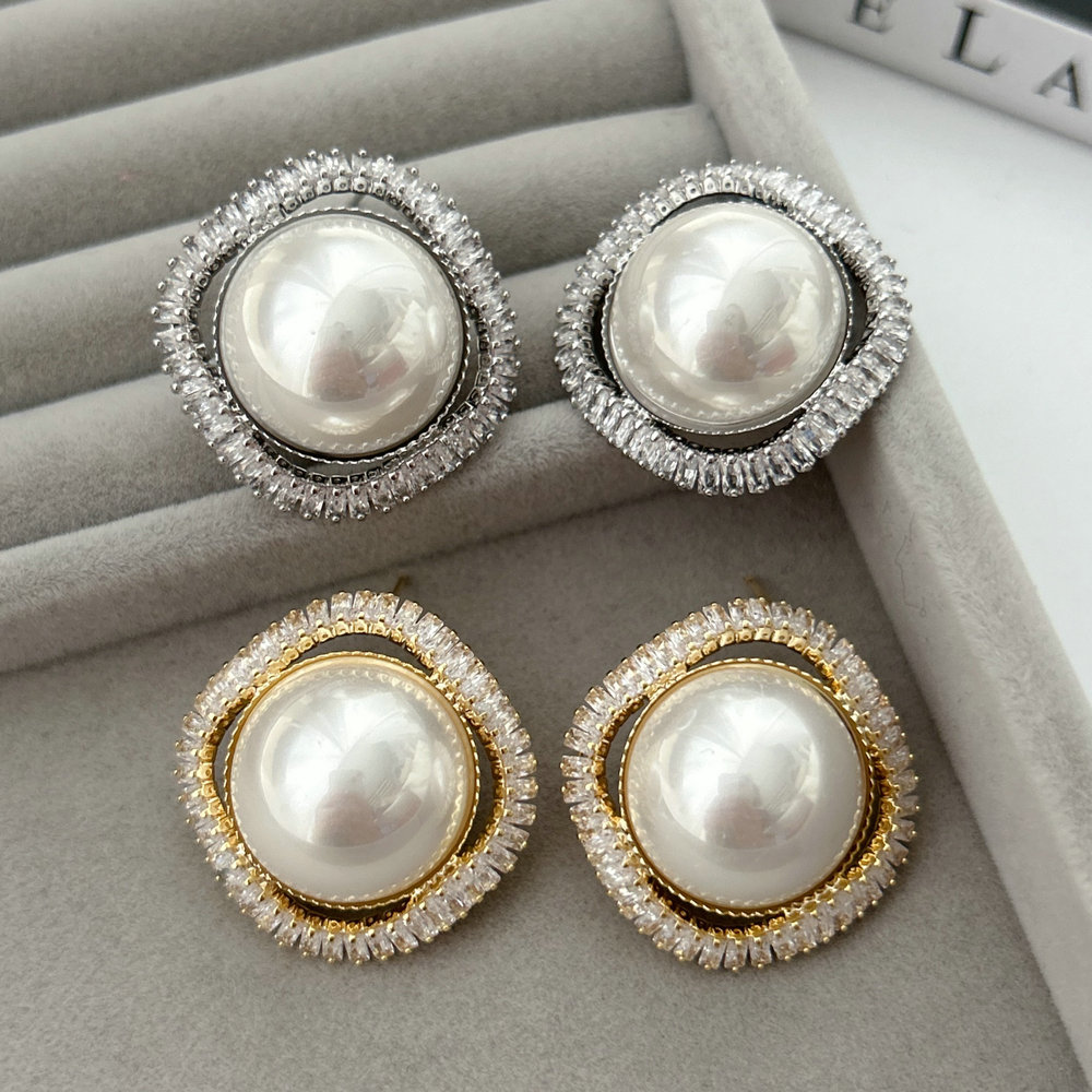 Flower pearl earrings