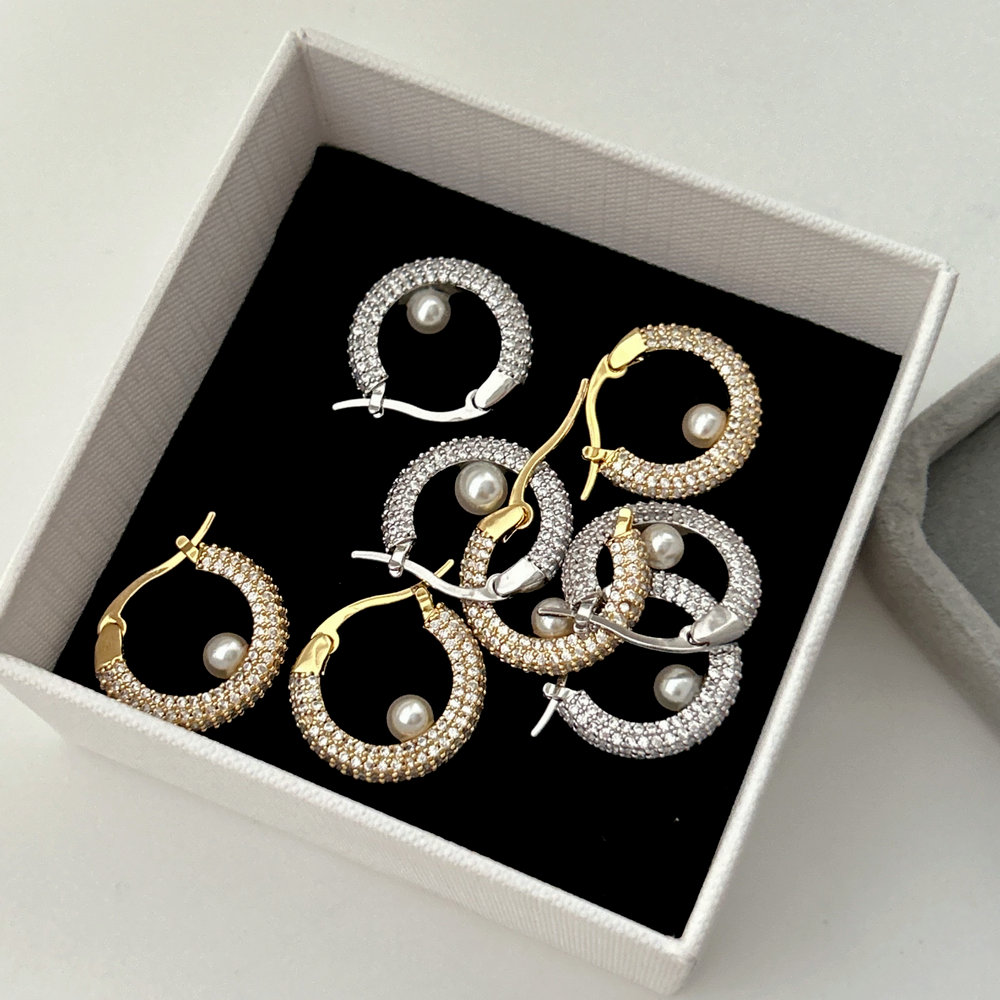 Pave circle zircon hoop